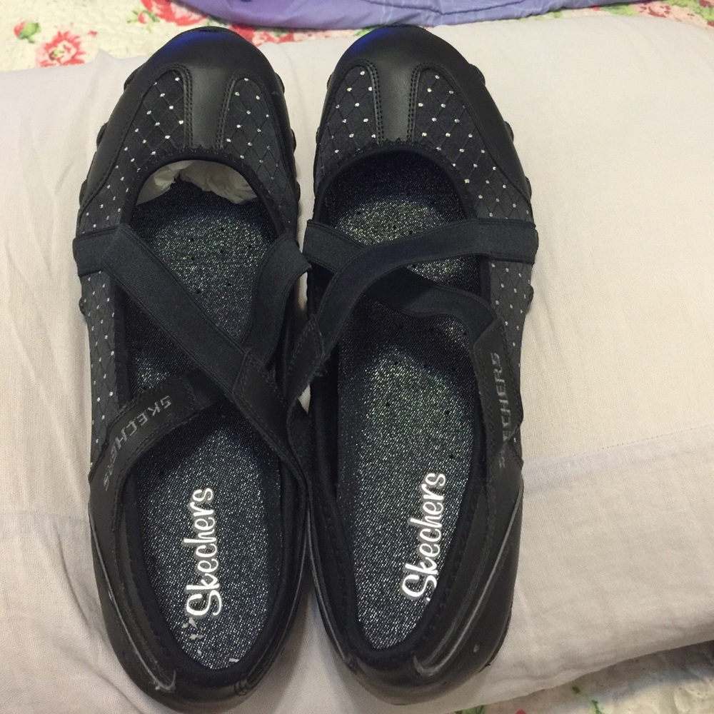 Selling them they don't fit me . I never wore them